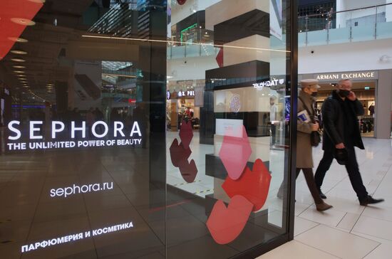 Ряд зарубежных брендов приостанавливает работу на территории России