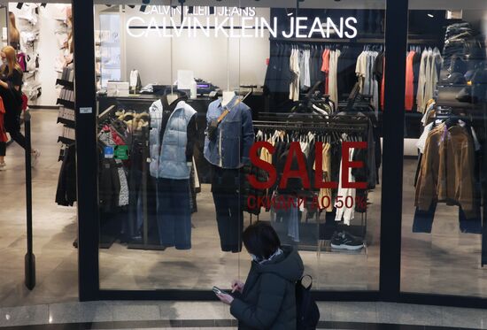 Ряд зарубежных брендов приостанавливает работу на территории России