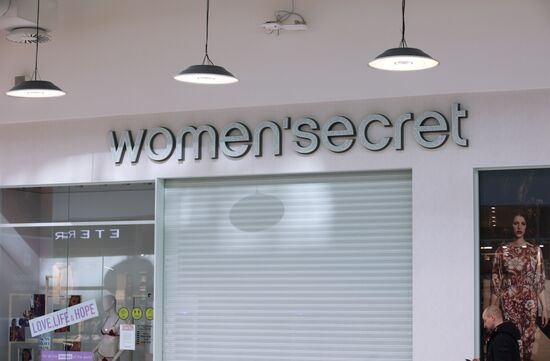 Ряд зарубежных брендов приостанавливает работу на территории России