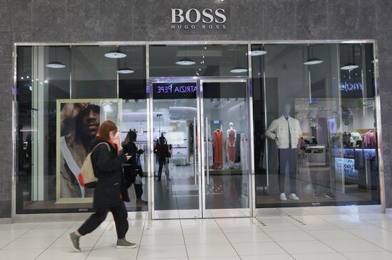 Ряд зарубежных брендов приостанавливает работу на территории России