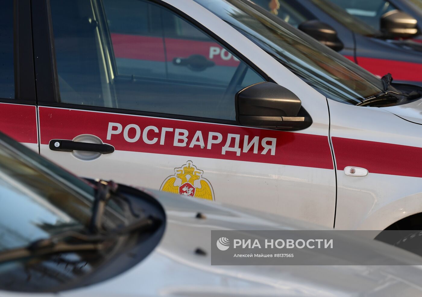 Автотранспорт Росгвардии вышел на патрулирование с символами в поддержу российской армии