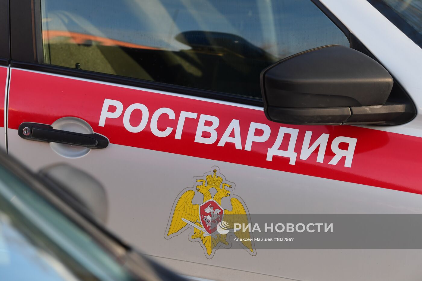 Автотранспорт Росгвардии вышел на патрулирование с символами в поддержу российской армии