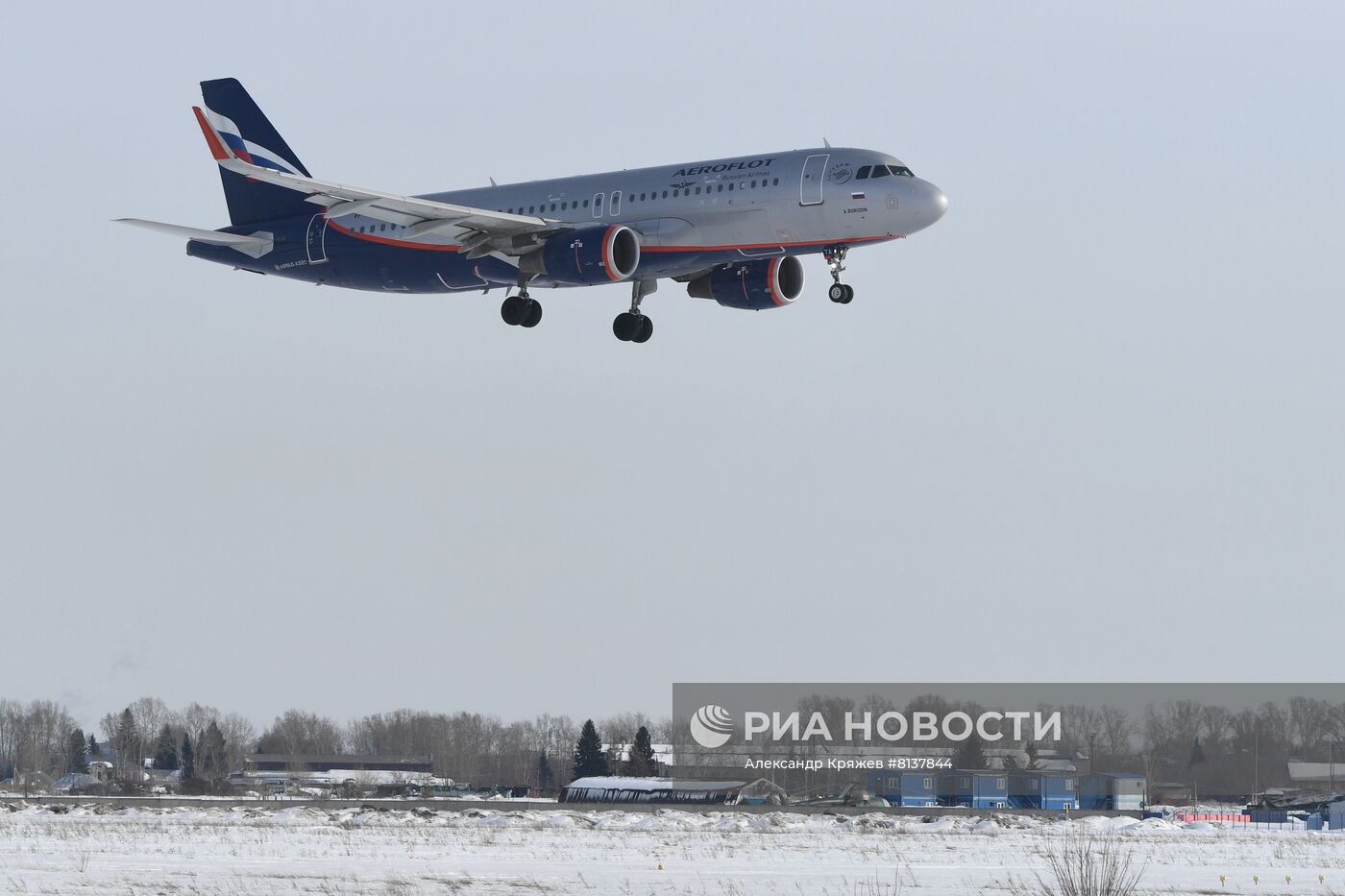 Самолеты в аэропорту Толмачево