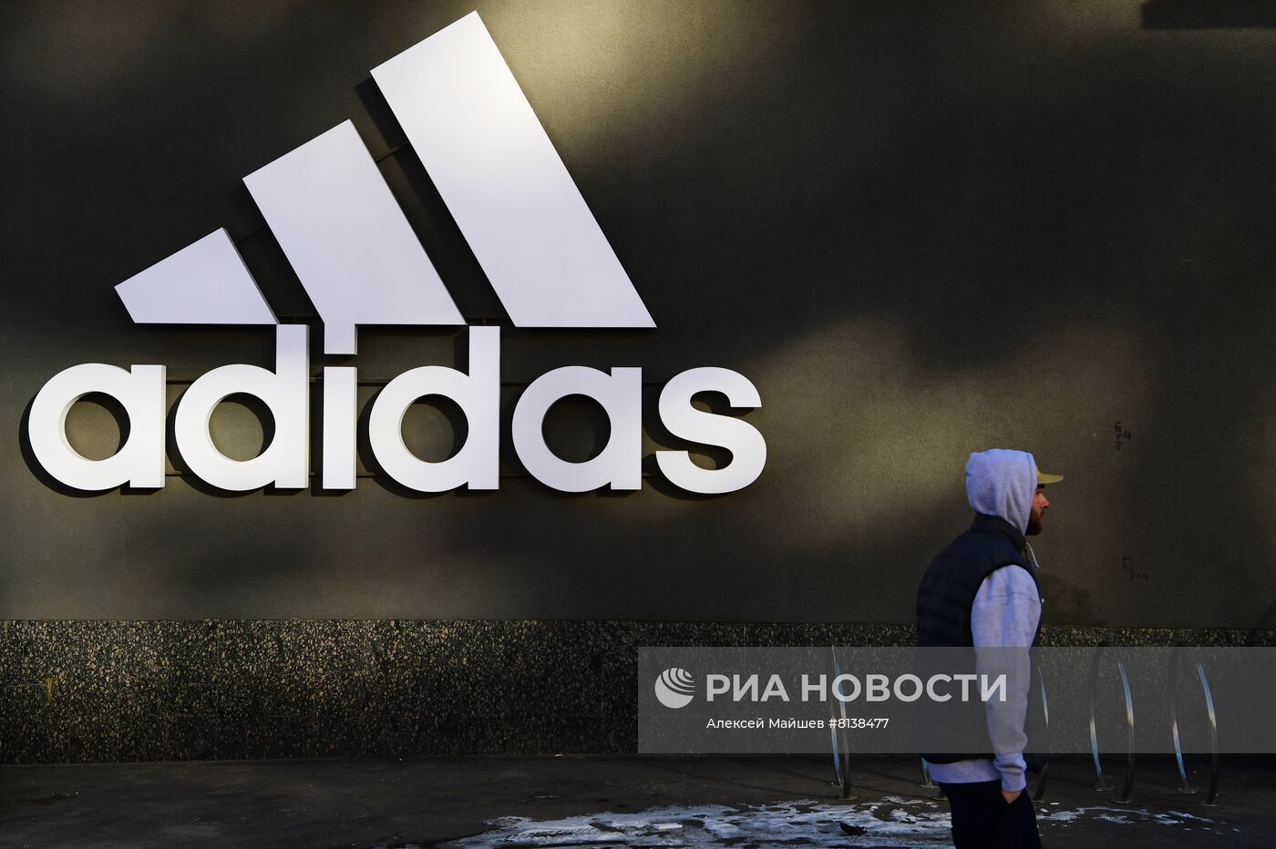 Ряд зарубежных брендов приостанавливает работу на территории России