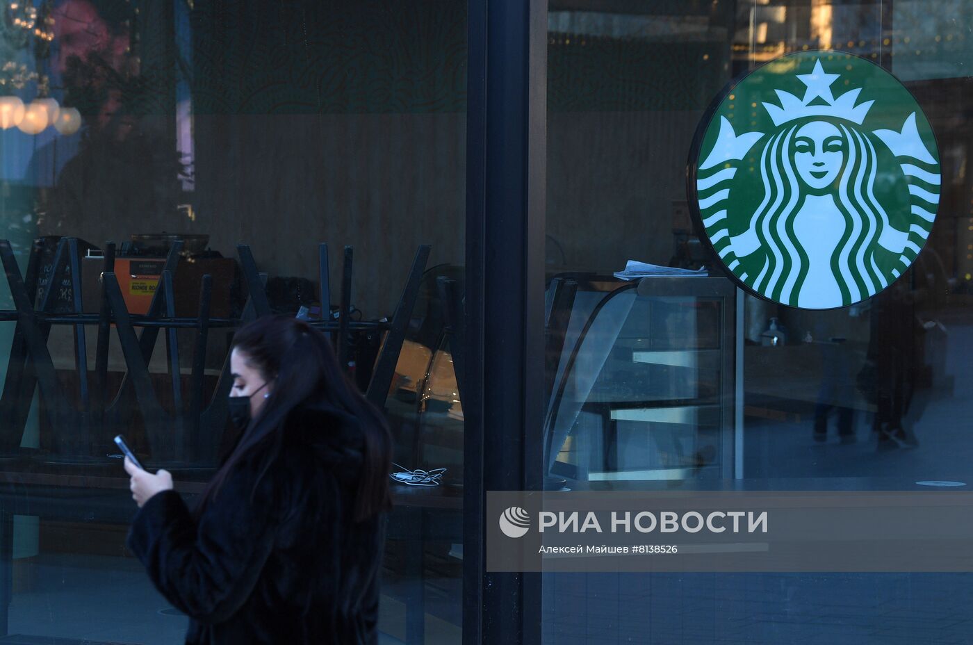 Starbucks приостанавливает деятельность в России