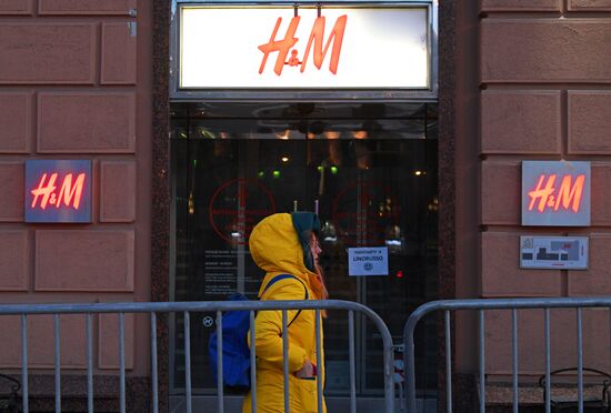 Ряд зарубежных брендов приостанавливает работу на территории России