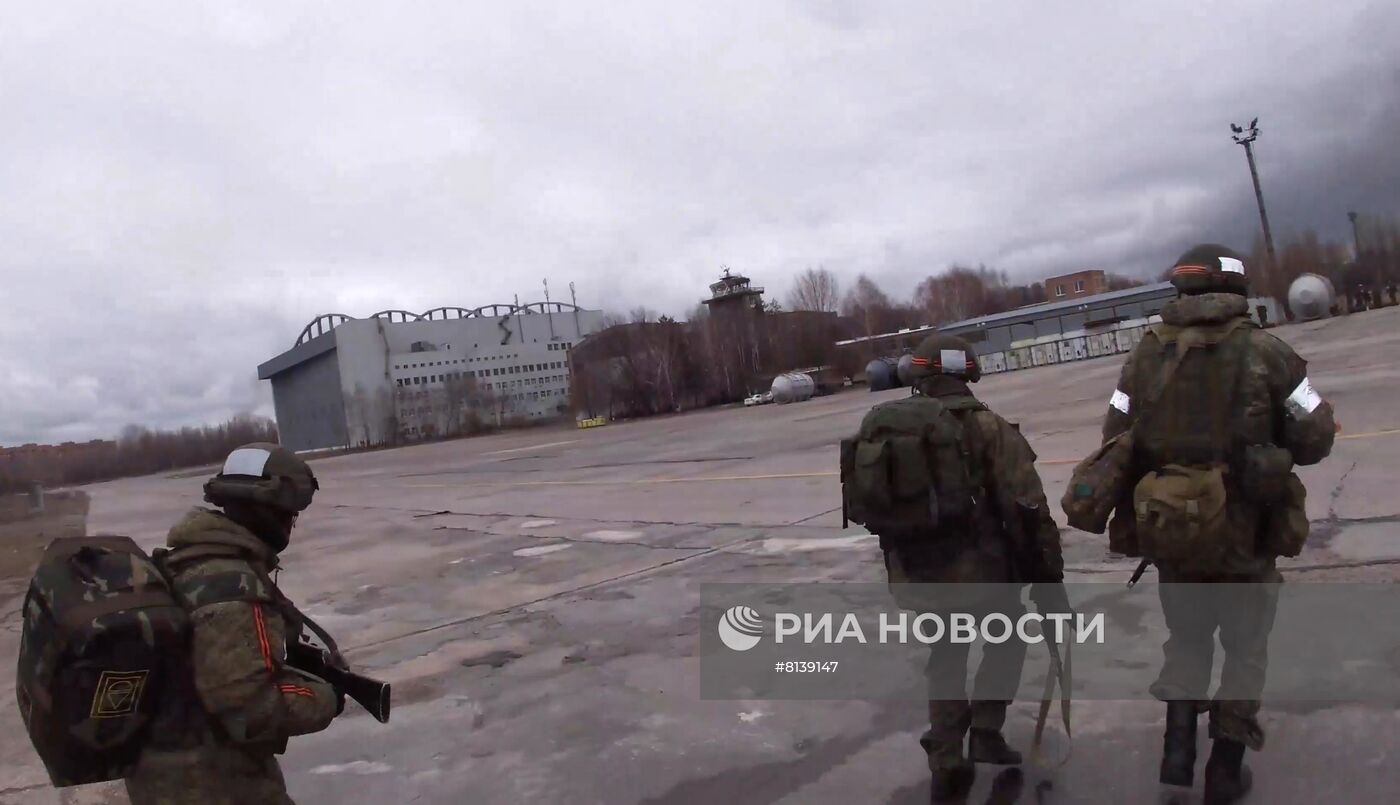 Российские десантники взяли под контроль аэродром в Гостомеле