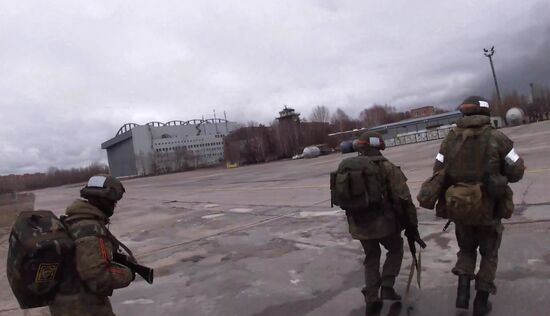 Российские десантники взяли под контроль аэродром в Гостомеле