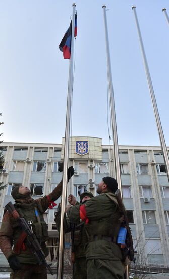 Над Волновахой поднят флаг ДНР