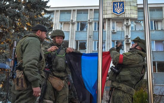 Над Волновахой поднят флаг ДНР