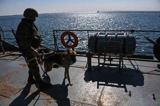Российские военнослужащие взяли под контроль базу ВМС Украины в Бердянске