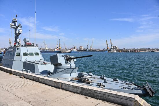 Российские военнослужащие взяли под контроль базу ВМС Украины в Бердянске