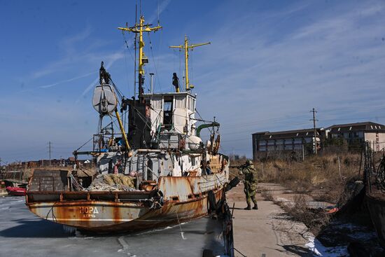 Российские военнослужащие взяли под контроль базу ВМС Украины в Бердянске