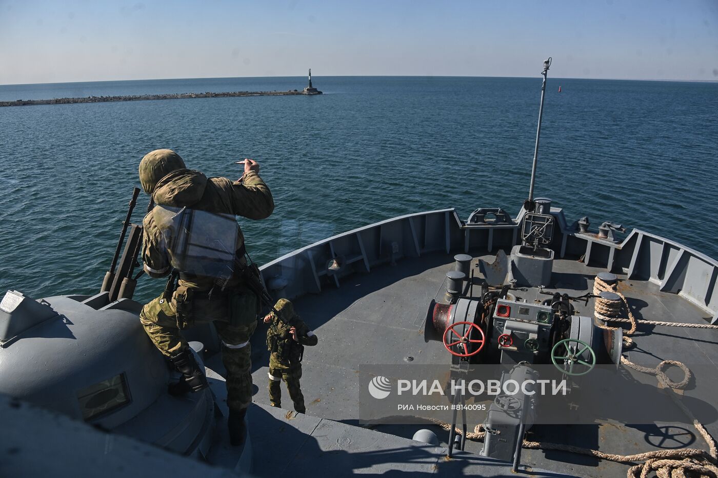 Российские военнослужащие взяли под контроль базу ВМС Украины в Бердянске