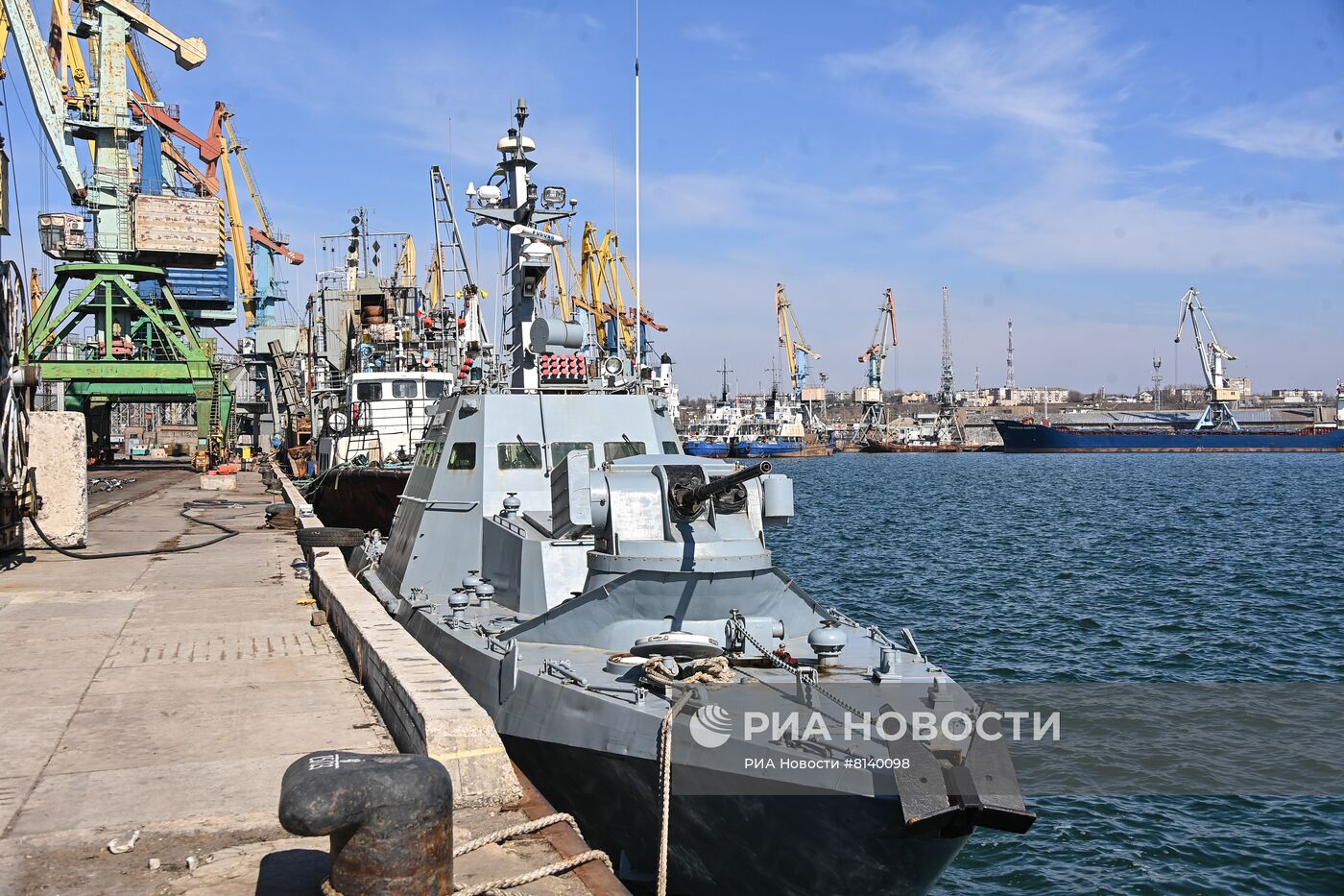 Российские военнослужащие взяли под контроль базу ВМС Украины в Бердянске