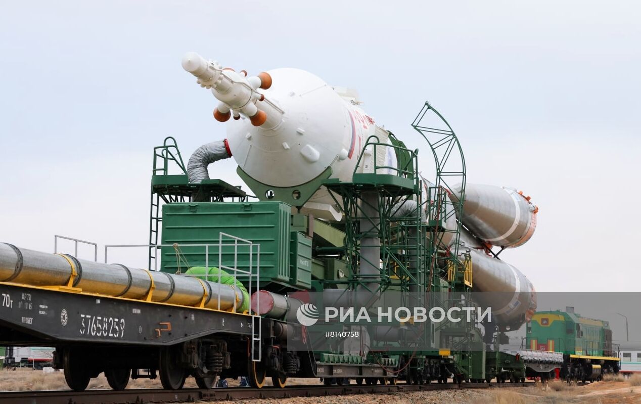 Вывоз РН "Союз-2.1а" с пилотируемым кораблем "Союз МС-21" на стартовый комплекс космодрома Байконур 