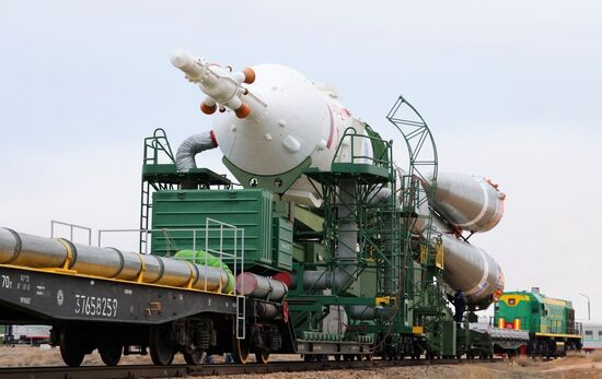Вывоз РН "Союз-2.1а" с пилотируемым кораблем "Союз МС-21" на стартовый комплекс космодрома Байконур 