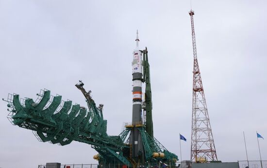 Вывоз РН "Союз-2.1а" с пилотируемым кораблем "Союз МС-21" на стартовый комплекс космодрома Байконур 