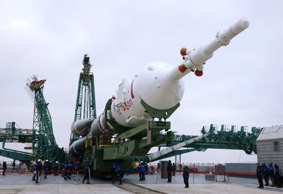 Вывоз РН "Союз-2.1а" с пилотируемым кораблем "Союз МС-21" на стартовый комплекс космодрома Байконур 