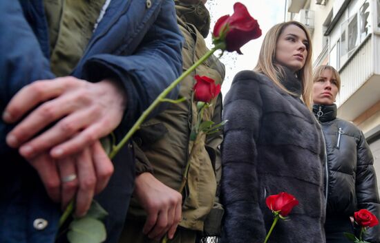 Возложение цветов к месту гибели людей от обстрела в Донецке