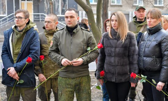 Возложение цветов к месту гибели людей от обстрела в Донецке