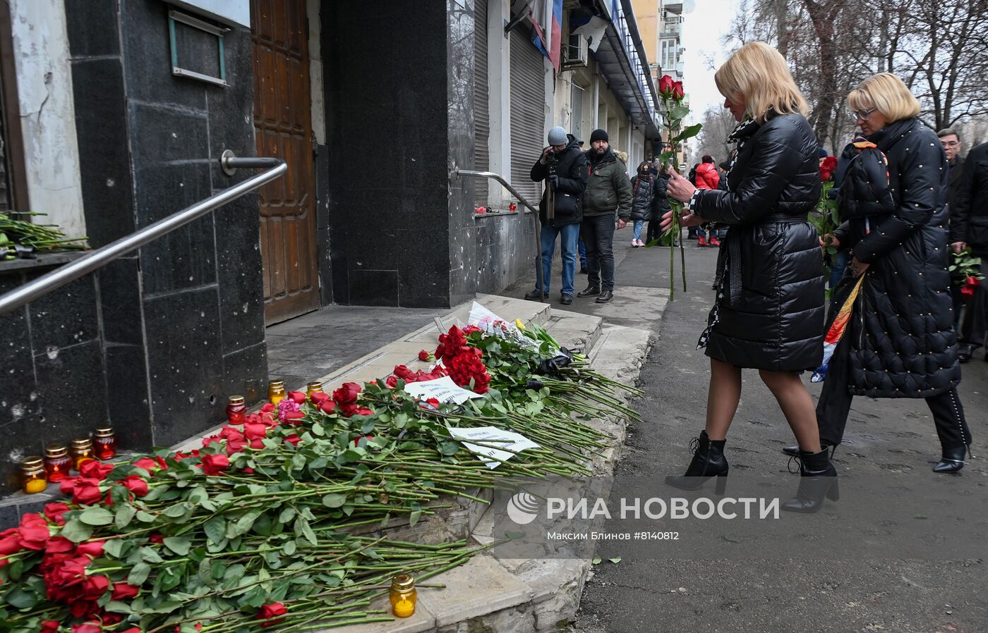 Возложение цветов к месту гибели людей от обстрела в Донецке