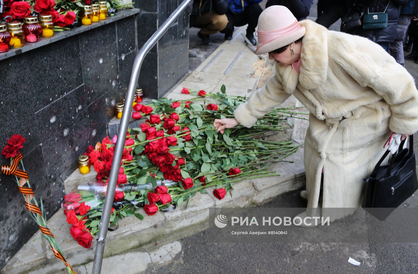 Возложение цветов к месту гибели людей от обстрела в Донецке