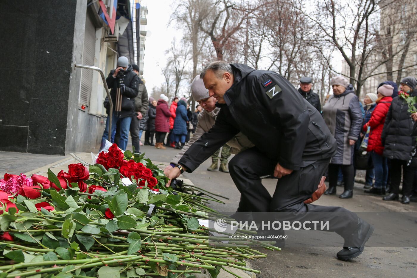 Возложение цветов к месту гибели людей от обстрела в Донецке