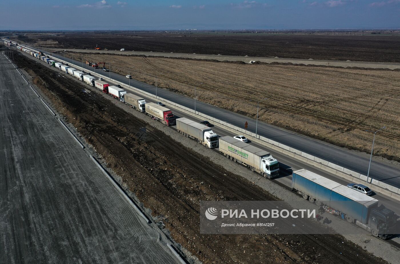 Скопление большегрузов из-за перекрытия дорог в Северной Осетии