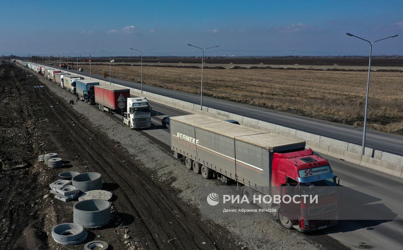 Скопление большегрузов из-за перекрытия дорог в Северной Осетии