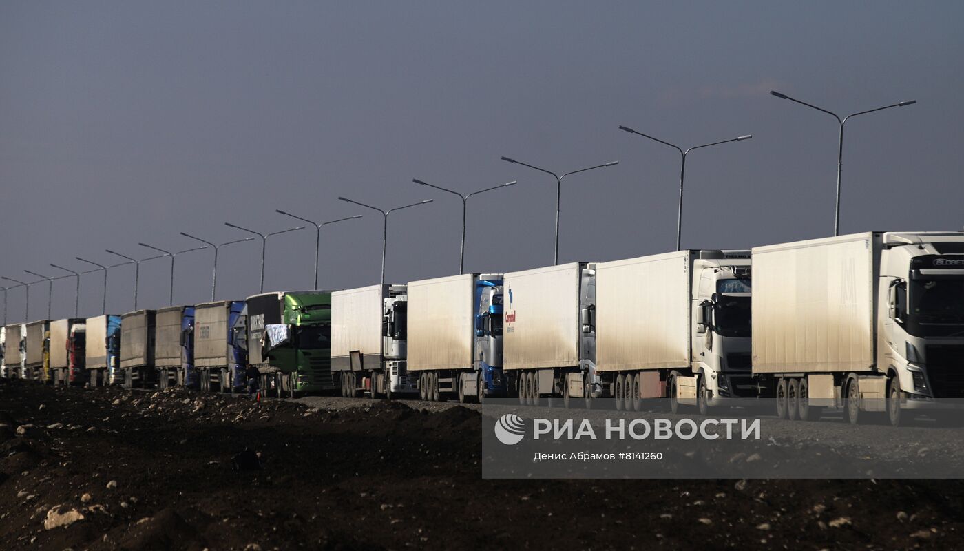 Скопление большегрузов из-за перекрытия дорог в Северной Осетии