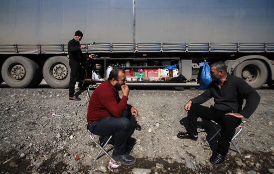 Скопление большегрузов из-за перекрытия дорог в Северной Осетии