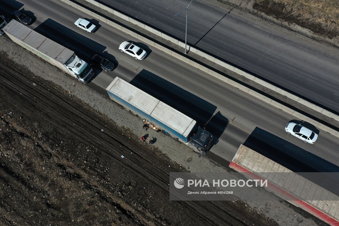 Скопление большегрузов из-за перекрытия дорог в Северной Осетии