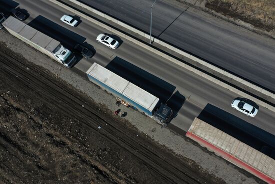 Скопление большегрузов из-за перекрытия дорог в Северной Осетии