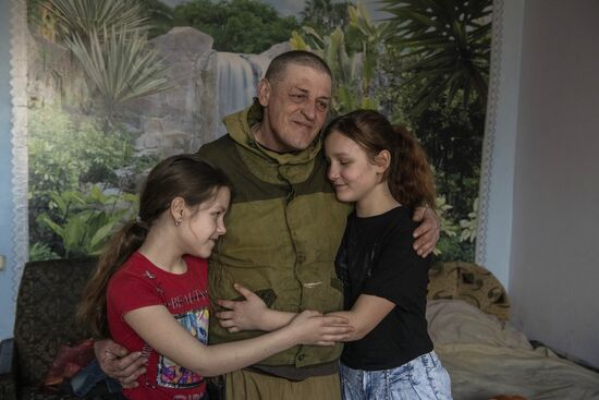 Воссоединение семьи на освобожденных Народной милицией ЛНР территориях