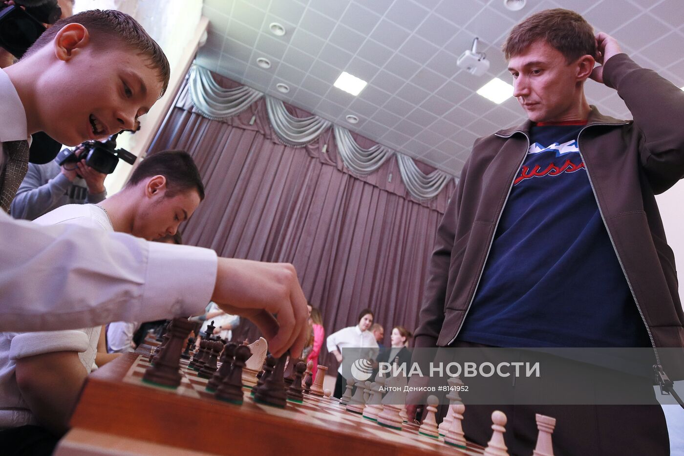 Гроссмейстер С. Карякин провел сеанс одновременной игры для детей в  Подмосковье | РИА Новости Медиабанк