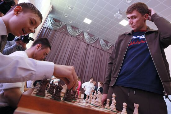 Гроссмейстер С. Карякин провел сеанс одновременной игры для детей в Подмосковье