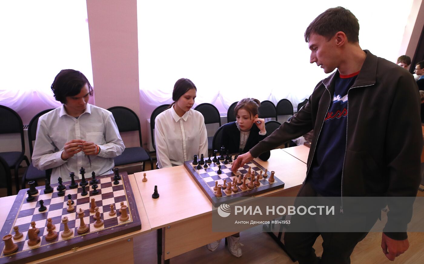 Гроссмейстер С. Карякин провел сеанс одновременной игры для детей в Подмосковье