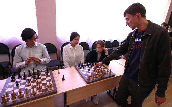 Гроссмейстер С. Карякин провел сеанс одновременной игры для детей в Подмосковье