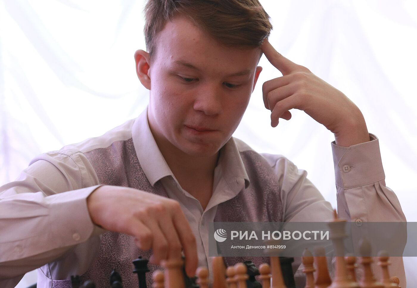 Гроссмейстер С. Карякин провел сеанс одновременной игры для детей в Подмосковье