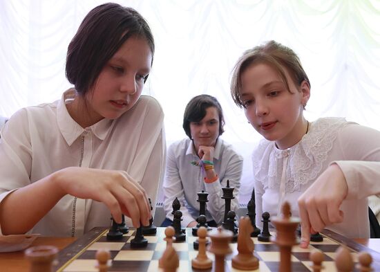 Гроссмейстер С. Карякин провел сеанс одновременной игры для воспитанников образовательного центра "Созвездие"