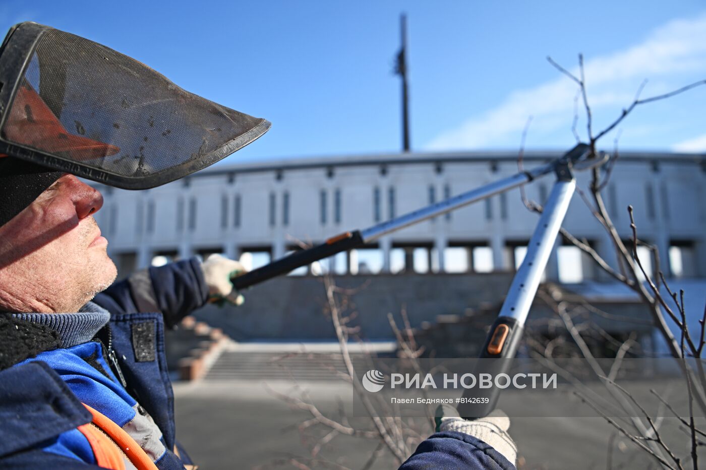 Обрезка деревьев на Поклонной горе 