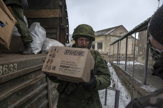 Раздача гуманитарной помощи в селе Новая Астрахань