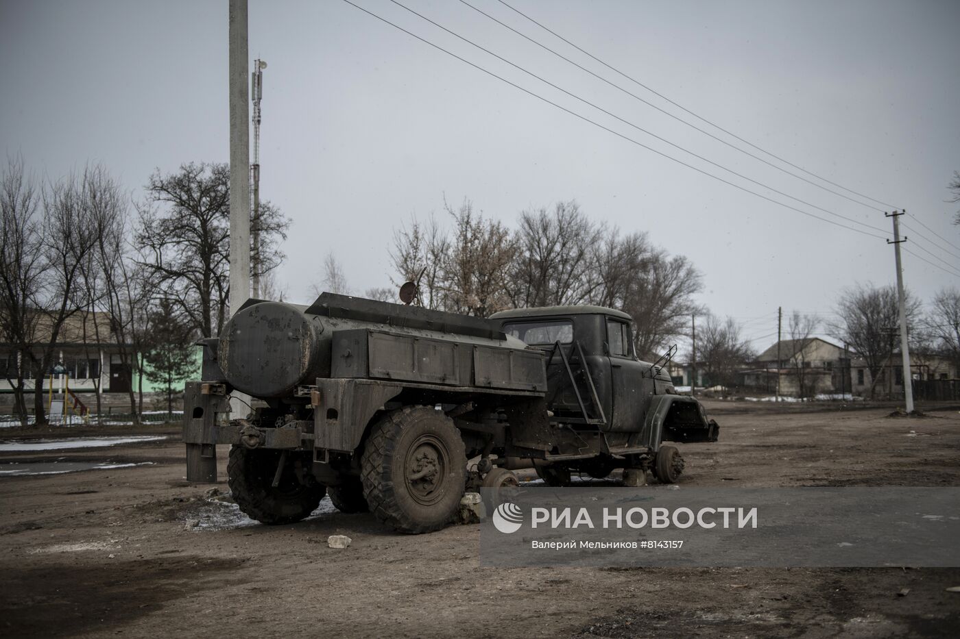 Раздача гуманитарной помощи в селе Новая Астрахань | РИА Новости Медиабанк