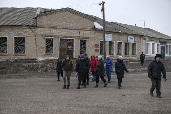 Раздача гуманитарной помощи в селе Новая Астрахань