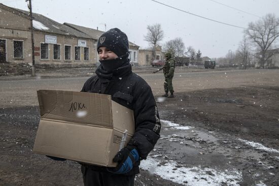 Раздача гуманитарной помощи в селе Новая Астрахань