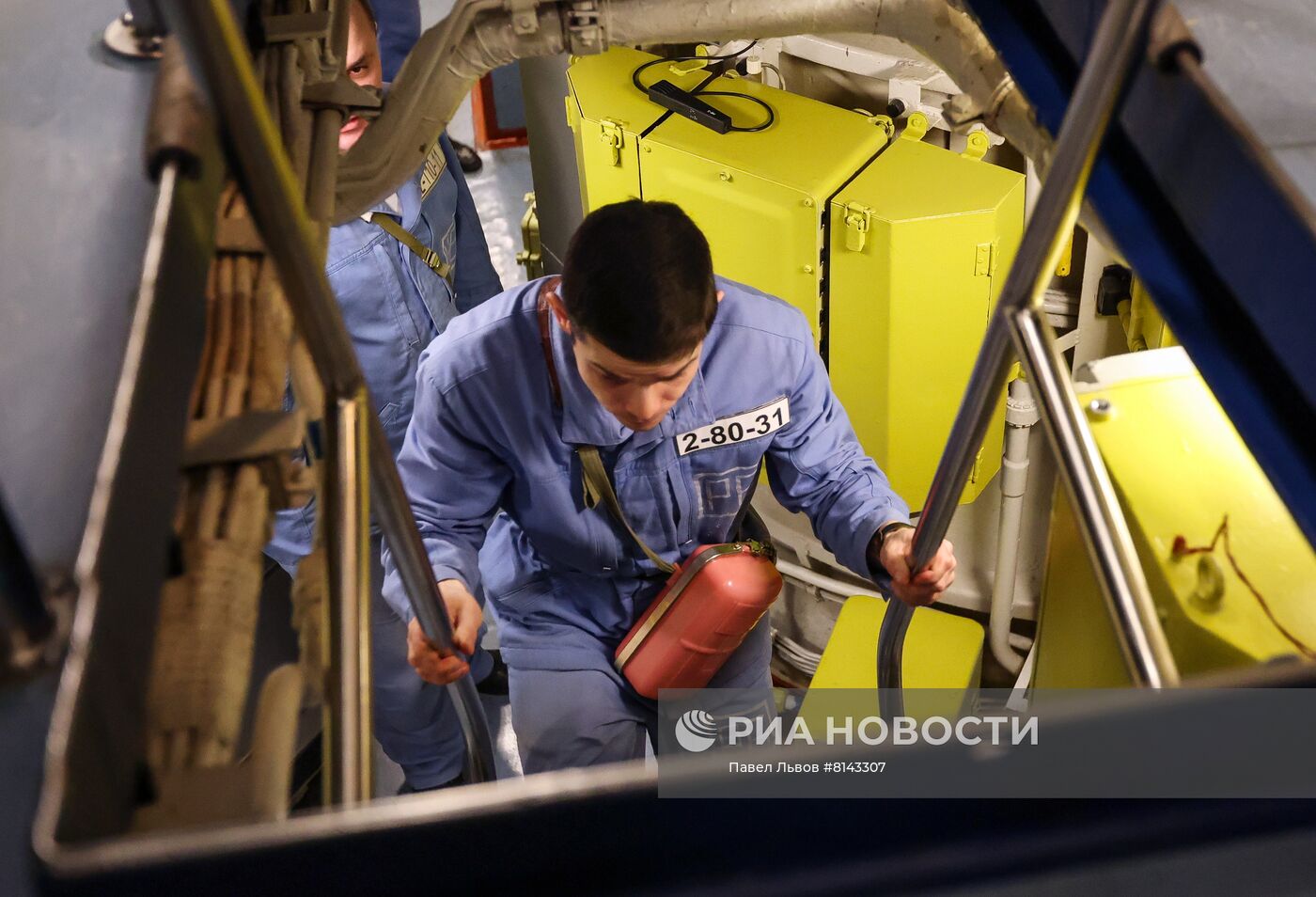 Атомная подводная лодка "Тула" на рейде в Мурманской области