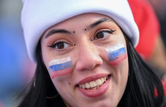 Участница митинга-концерта в "Лужниках", посвященного воссоединению Крыма с Россией. Место: Россия, Москва. Автор: Рамиль Ситдиков/РИА Новости. Митинг-концерт, посвященный воссоединению Крыма с Россией
