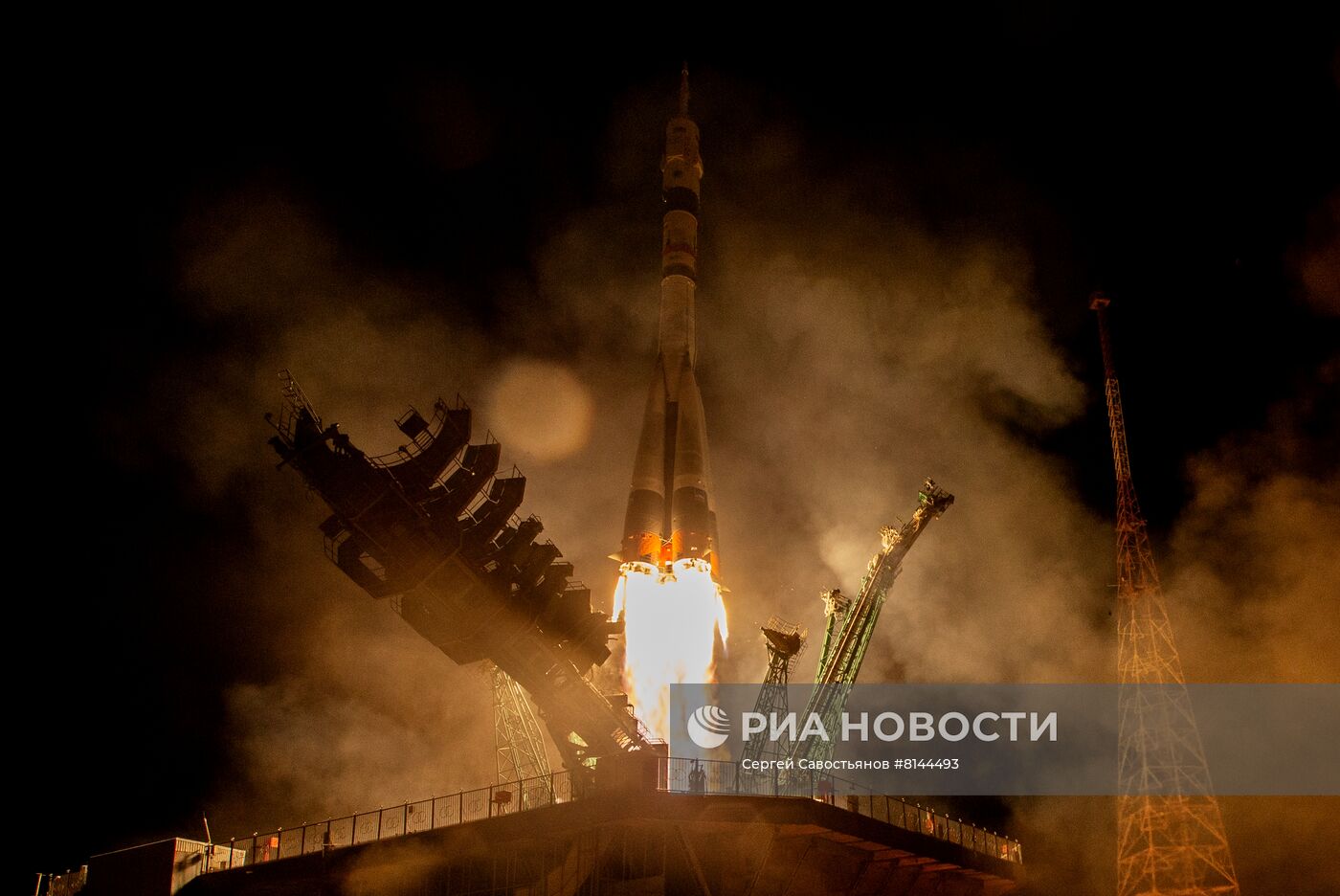 Запуск РН "Союз-2.1а" с пилотируемым кораблем "Союз МС-21"