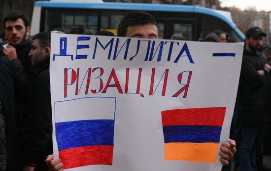 Митинг в поддержу российской армии в Армении